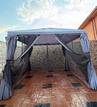 Cenador con mosquiteras y cortinas