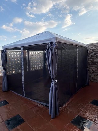 Cenador con mosquiteras y cortinas