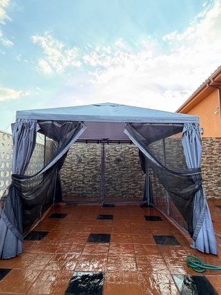 Cenador con mosquiteras y cortinas