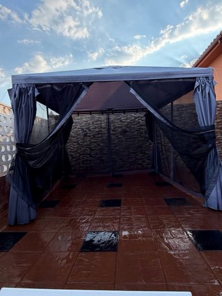 Cenador con mosquiteras y cortinas