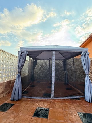 Cenador con mosquiteras y cortinas