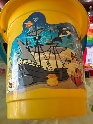 Cubo de playa pirata con barco