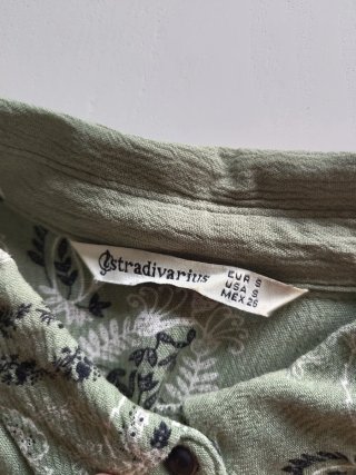 Camisa Stradivarius verde estampada