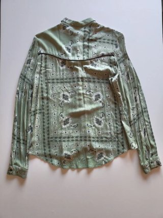 Camisa Stradivarius verde estampada