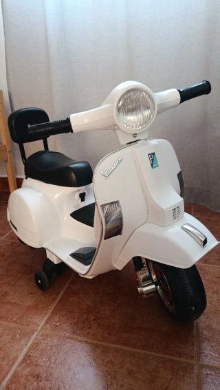 Vespa Infantil Eléctrica Blanca