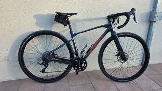 Bicicleta Gravel Giant Revolt