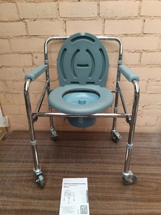 Silla WC Mobiclinic con ruedas