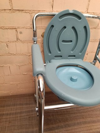 Silla WC Mobiclinic con ruedas