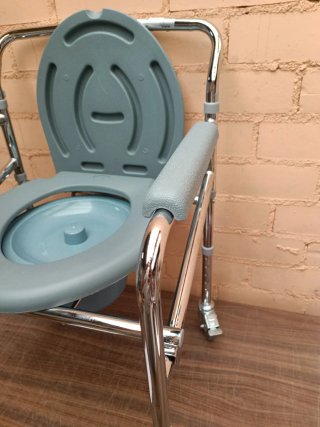 Silla WC Mobiclinic con ruedas