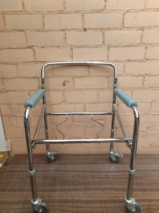 Silla WC Mobiclinic con ruedas