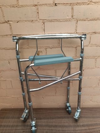 Silla WC Mobiclinic con ruedas