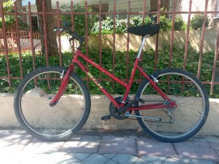 Bicicleta de montaña roja de mujer