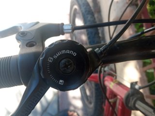 Bicicleta de montaña roja de mujer