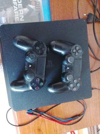 PS4 slim de 1tb. con 2 mandos y 3 juegos