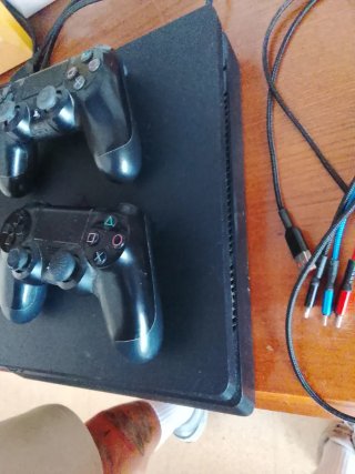 PS4 slim de 1tb. con 2 mandos y 3 juegos
