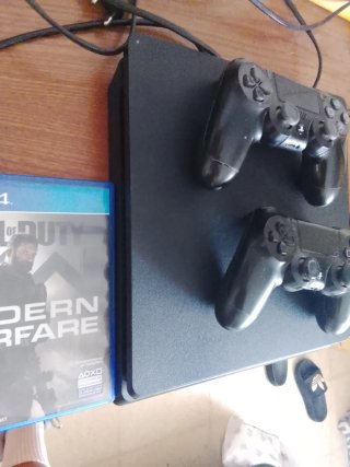 PS4 slim de 1tb. con 2 mandos y 3 juegos