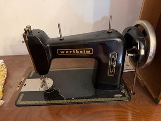 Máquina de coser Wertheim funcionando