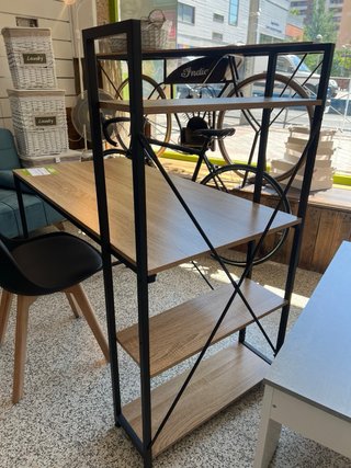 Escritorio con estantería de madera y metal