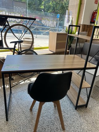 Escritorio con estantería de madera y metal