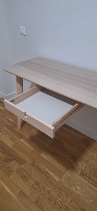 Escritorio Ikea madera claro con cajón