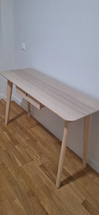 Escritorio Ikea madera claro con cajón