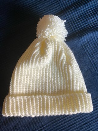 Gorro de lana tejido a mano con pompón