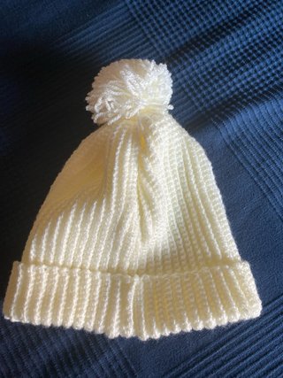 Gorro de lana tejido a mano con pompón