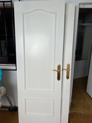 Puerta interior con cristal y marco dorado