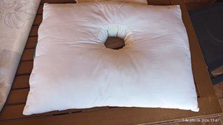 Almohada the pillow with a hole