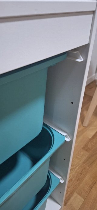 Cajonera Ikea de madera blanca con cajones