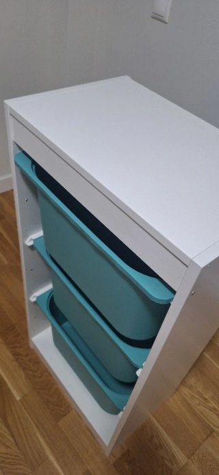 Cajonera Ikea de madera blanca con cajones