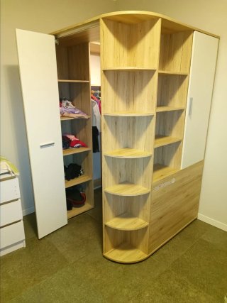 Armadio ad angolo legno e bianco