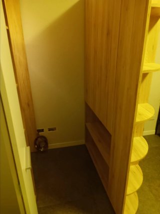 Armadio ad angolo legno e bianco