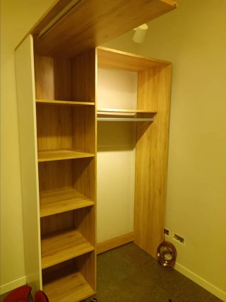 Armadio ad angolo legno e bianco