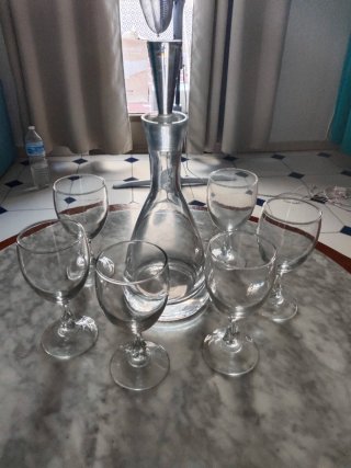 Juego de copas de vino y botella