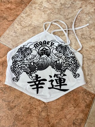Top blanco y negro con diseño de tigres