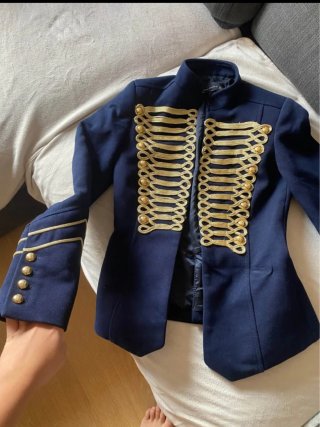 Abrigo Zara azul con detalles dorados