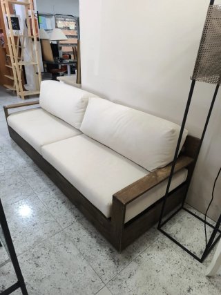 Sofá de tela y madera beige y marrón