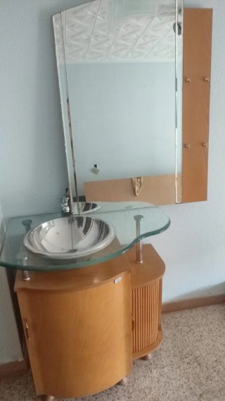 Mueble de baño con lavabo y espejo