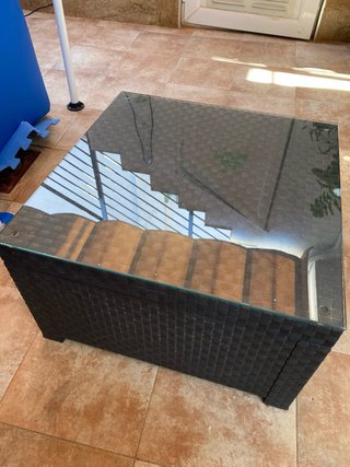 Mesa de resina para patio con tapa de cristal