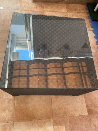 Mesa de resina para patio con tapa de cristal