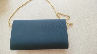 Bolso de fiesta negro con cadena dorada
