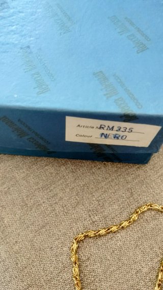 Bolso de fiesta negro con cadena dorada
