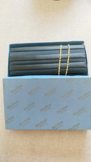 Bolso de fiesta negro con cadena dorada