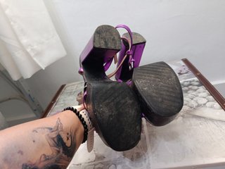 Zapatos de tacón morado y marrón