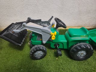 Tractor a pedales John Deere con pala y remolque