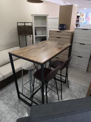 Mesa alta de madera y metal y banquetas