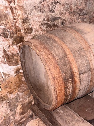 Barril grande de madera