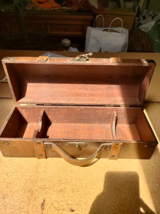 Caja de madera con detalles en piel