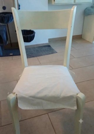 Mesa de comedor beige con sillas